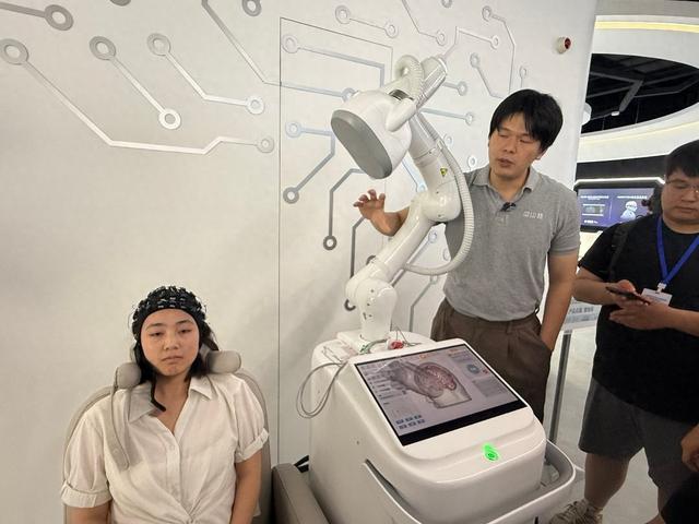 从科研到临床再到投产，上海“脑机接口”产业吸引众多青年
